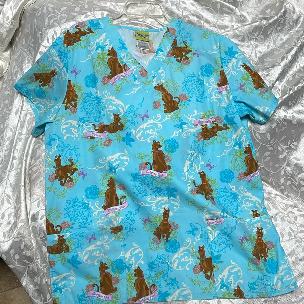 scrub top with Scooby-Doo! large pockets v neck size large EUC iron free
